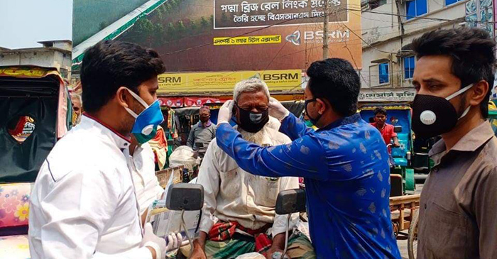 নওগাঁয় মাস্ক ও স্যানিটাইজার বিতরণ করছে ছাত্রলীগ
