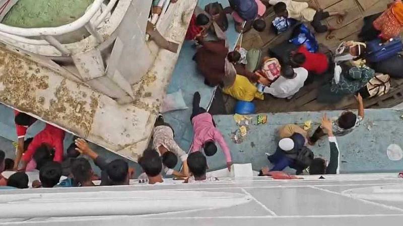 স্ত্রীকে নিয়ে হলো না বাড়ি ফেরা, প্রাণ গেল দুই লঞ্চের চাপায় 