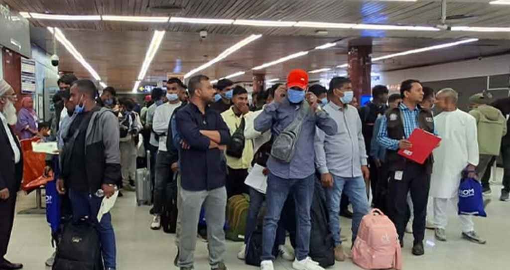 লিবিয়া থেকে দেশে ফিরলেন ১৭৪ বাংলাদেশি
