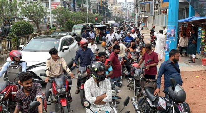 রাজশাহীতে তেলের পাম্পে মোটরসাইকেল সিন্ডিকেটের থাবা