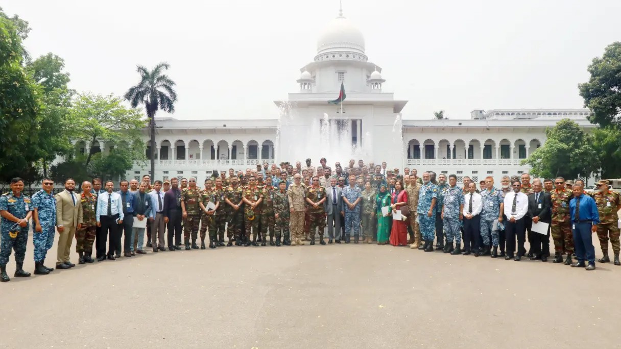 বিভিন্ন দেশের সামরিক বাহিনীর সদস্যদের সুপ্রিম কোর্ট পরিদর্শন