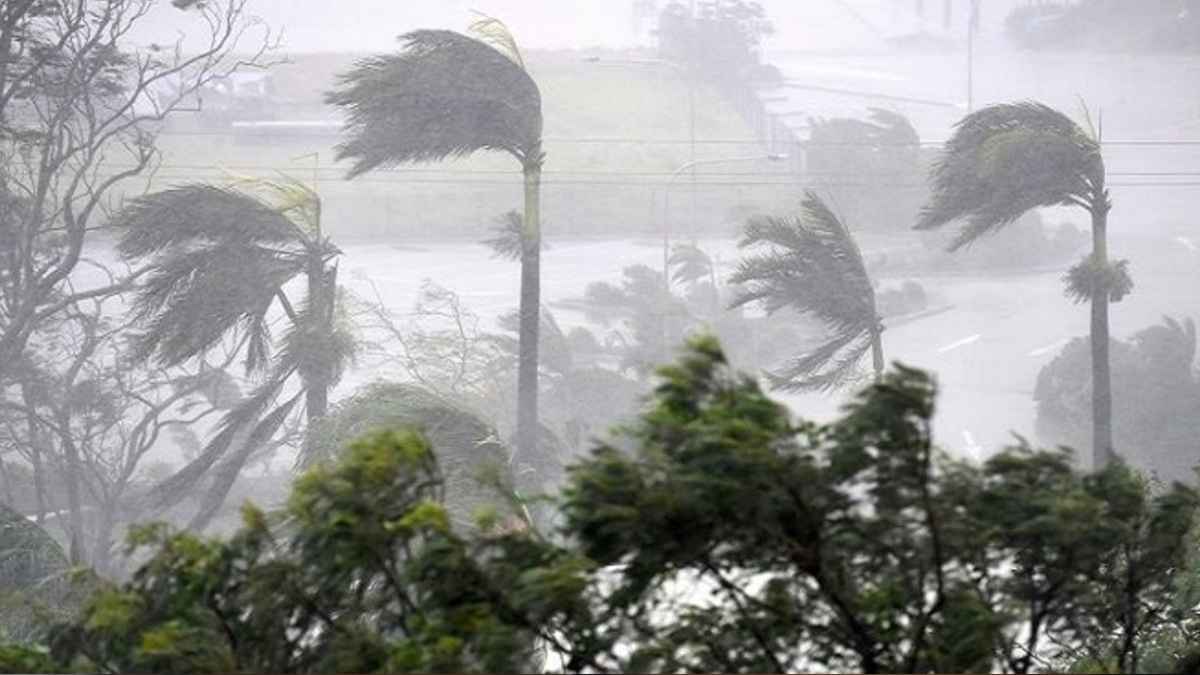 দুপুরের মধ্যে ঝড়ের আভাস