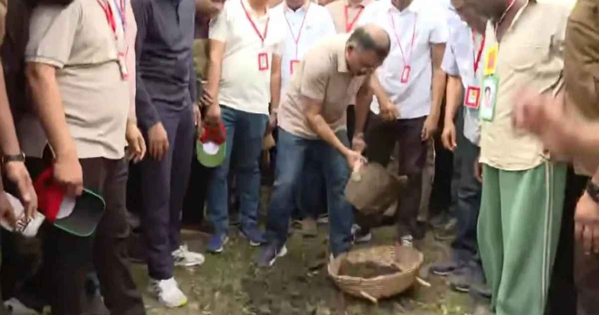 বাবার খনন করা খাল পুনঃখনন করলেন প্রধানমন্ত্রী