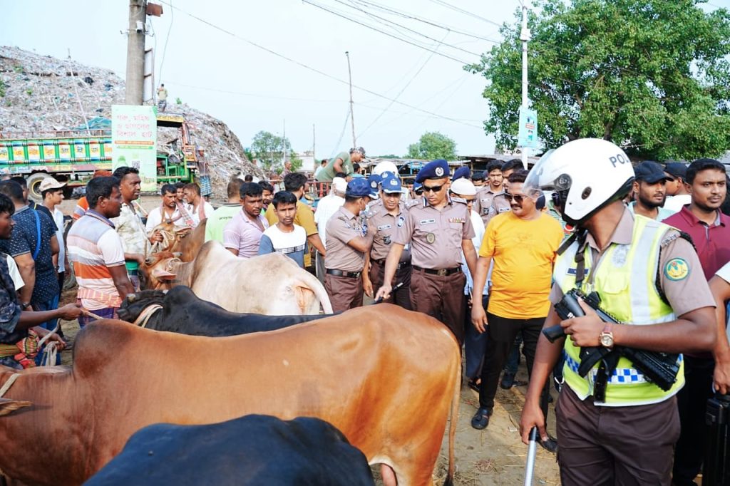ঈদ উপলক্ষে আইনশৃঙ্খলা ও নিরাপত্তা ব্যবস্থা পরিদর্শনে আরএমপি কমিশনার