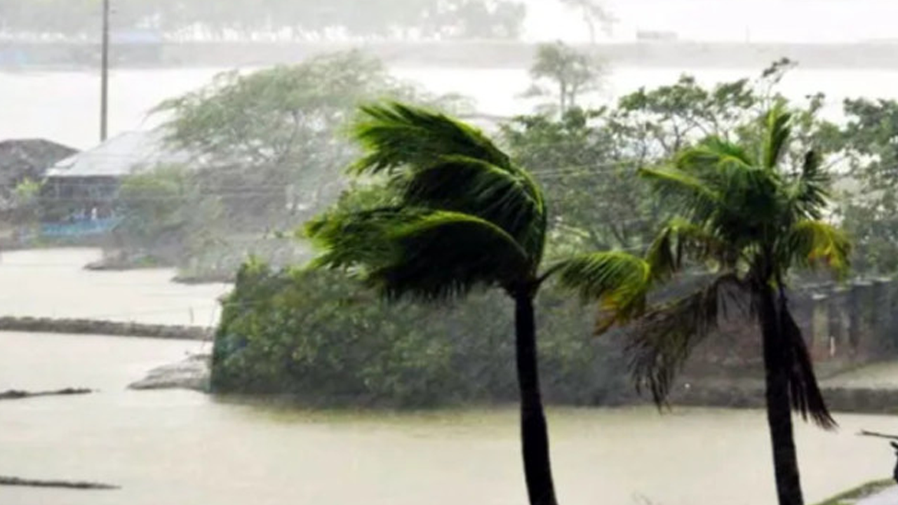 দুপুরের মধ্যে আট জেলায় ঝড়ের আভাস, নদীবন্দরে সতর্কতা