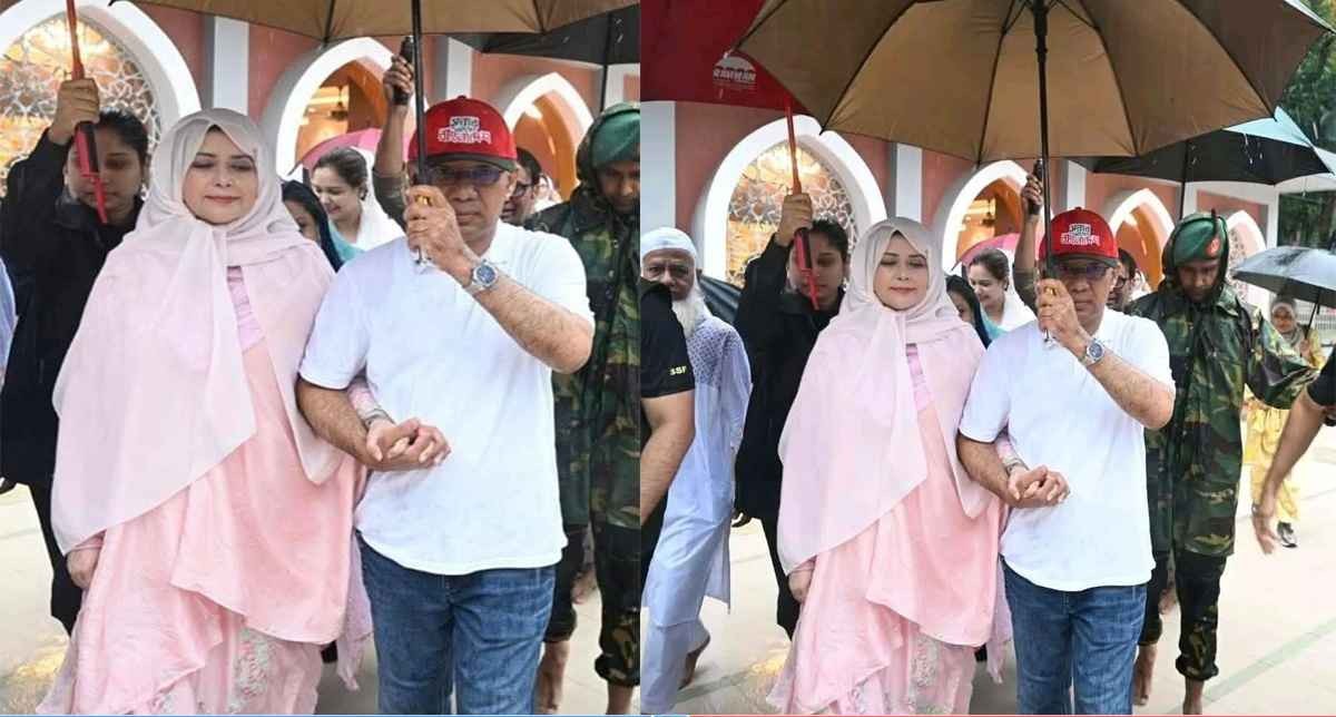 বৃষ্টিতে স্ত্রীর জন্য ছাতা হাতে প্রধানমন্ত্রী, মুগ্ধতায় ভিজল পুরো দেশ