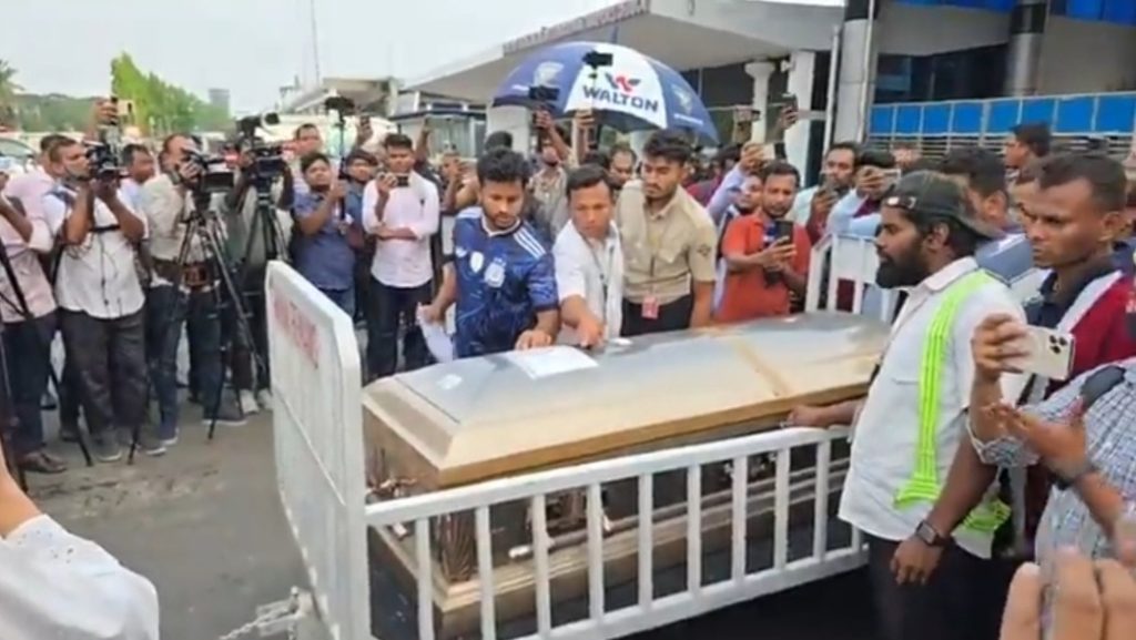 কারিনার কফিন দেখেই কান্নায় ভেঙে পড়লেন বাবা কায়সার হামিদ