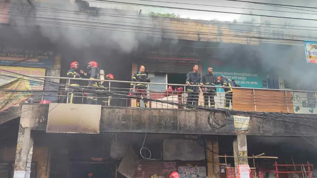বিজয় সরণির কলমিলতা বাজারে লাগা আগুন নিয়ন্ত্রণে