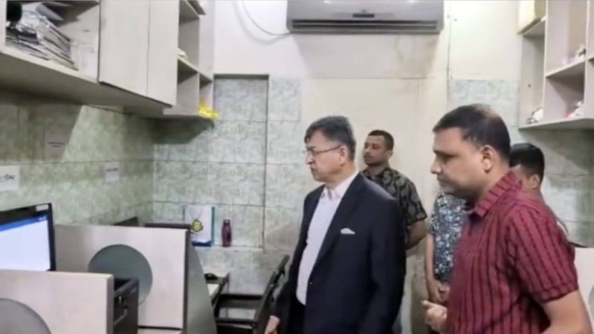 স্বরাষ্ট্রমন্ত্রীর হঠাৎ রমনা থানা পরিদর্শন