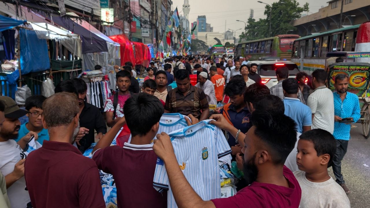 রাজধানীর ফুটপাতেও বিক্রি হচ্ছে জার্সি
