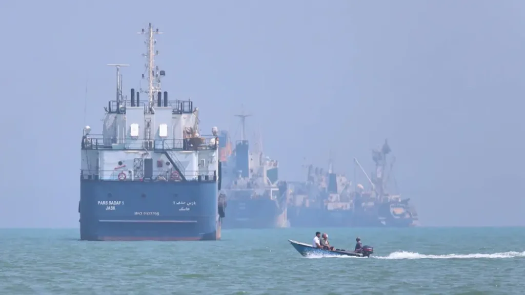 হরমুজে জাহাজে হামলায় ১০ ভারতীয় নাবিক উদ্ধার, নিখোঁজ ১