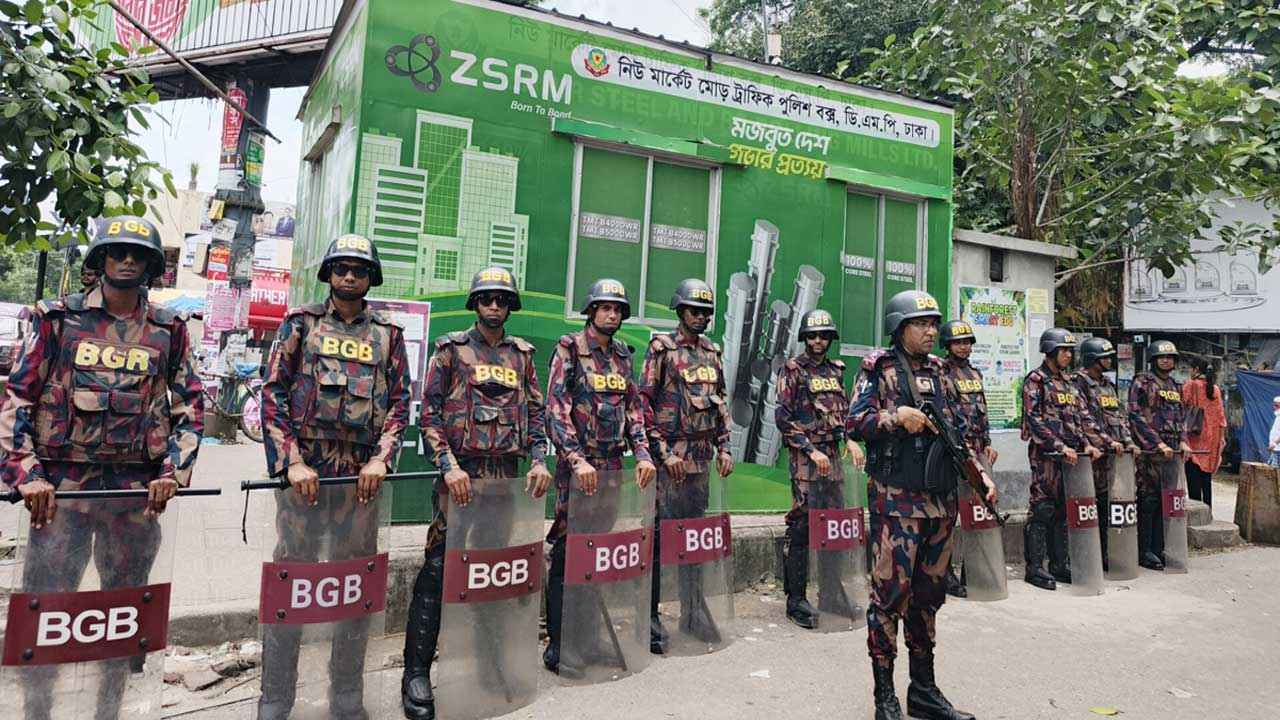 পরীক্ষার্থীদের আন্দোলন ঘিরে নীলক্ষেত মোড়ে কঠোর অবস্থানে বিজিবি