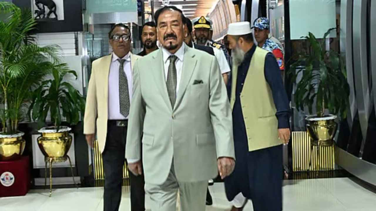 কাতারের উদ্দেশে দেশ ছাড়লেন স্পিকার হাফিজ উদ্দিন আহমদ