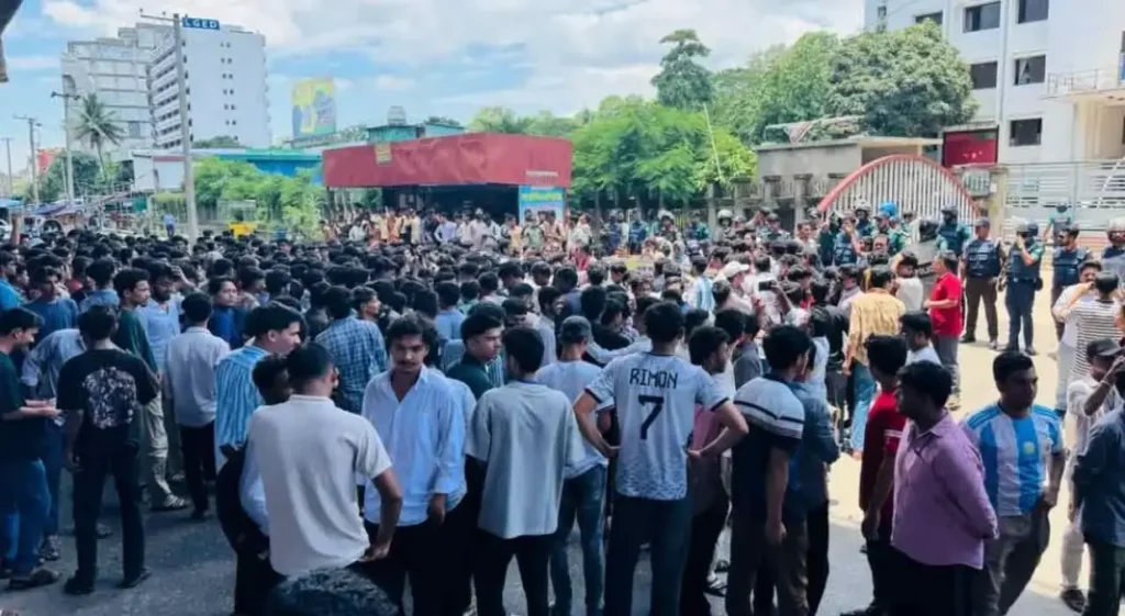 শিক্ষার্থীদের প্রতিবাদ বিক্ষোভে রাজনৈতিক অনুপ্রবেশ!