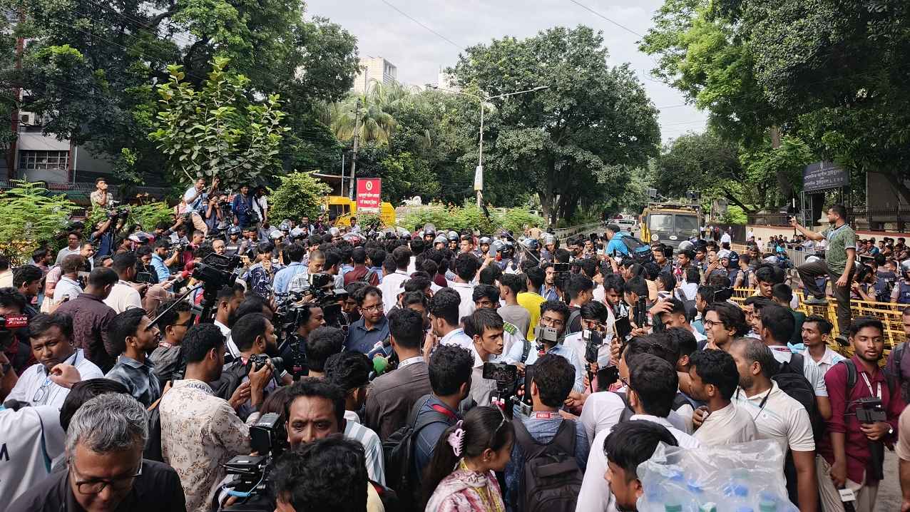 শিক্ষামন্ত্রীর পদত্যাগের দাবিতে সচিবালয় অভিমুখে অর্ধশত শিক্ষার্থী