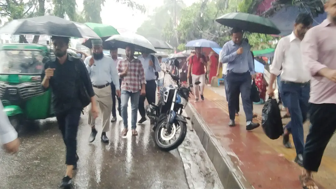 ঢাকার রাস্তায় আজও সঙ্গী বৃষ্টির ভোগান্তি
