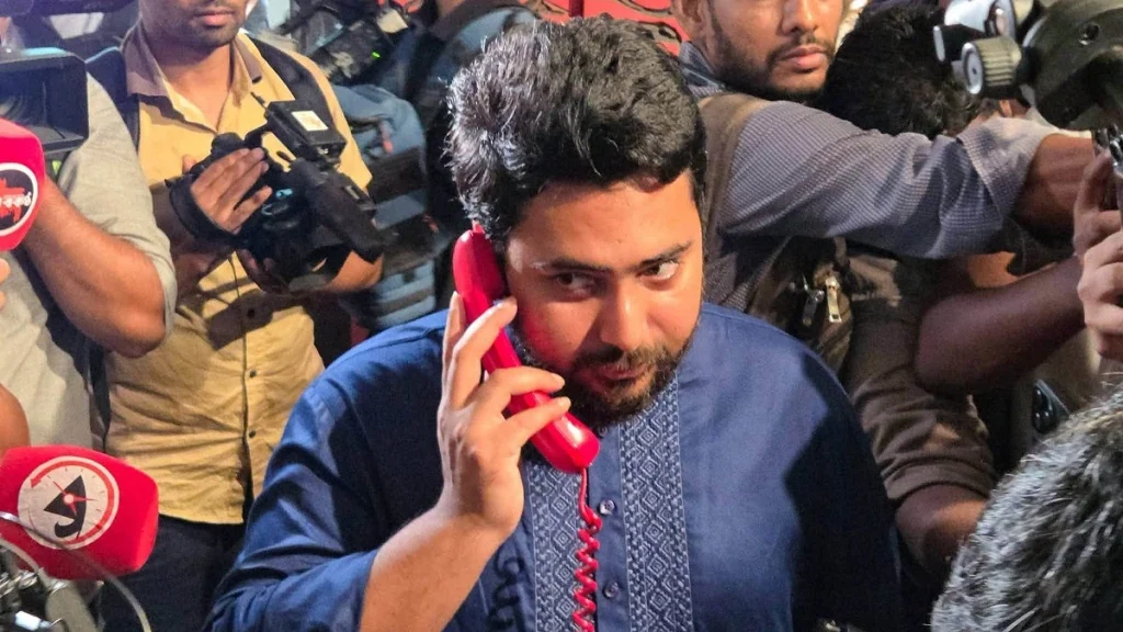 শেখ হাসিনার লাল ফোনে কান পাতলেন নাহিদ ইসলাম