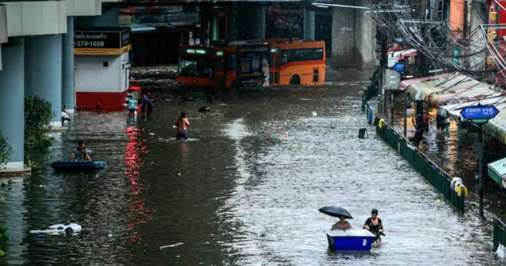 ভয়াবহ বন্যায় বিপর্যস্ত ব্যাংকক, জারি জরুরি সতর্কতা