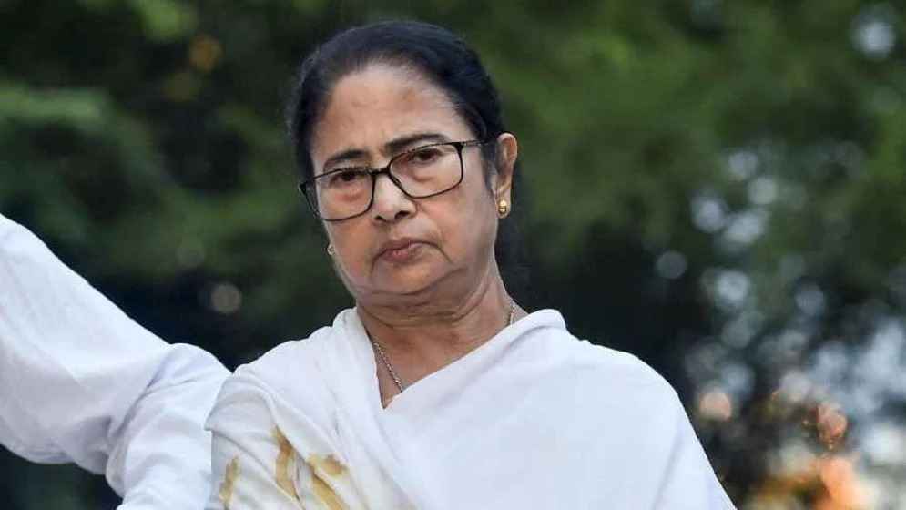 তৃণমূলের নাম-প্রতীক স্থগিত, কড়া প্রতিক্রিয়া মমতার