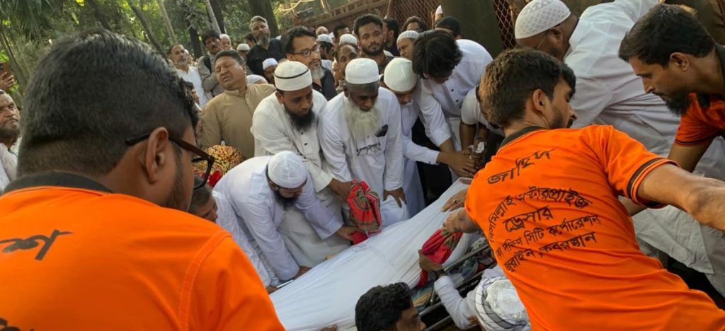 বাবার কবরের পাশে চিরনিদ্রায় শায়িত সালাহউদ্দিন আহমেদ