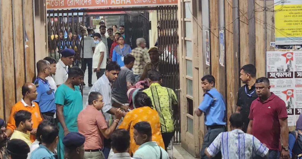 দুর্গাপূজার মণ্ডপে ভয়াবহ ভিড়, কলকাতায় ১৭ জনের মৃত্যুর আশঙ্কা