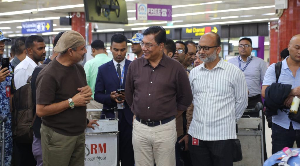 শাহজালালে যাত্রীদের মুখোমুখি মন্ত্রী,ব্যাগেজ সেবায় সন্তুষ্টি